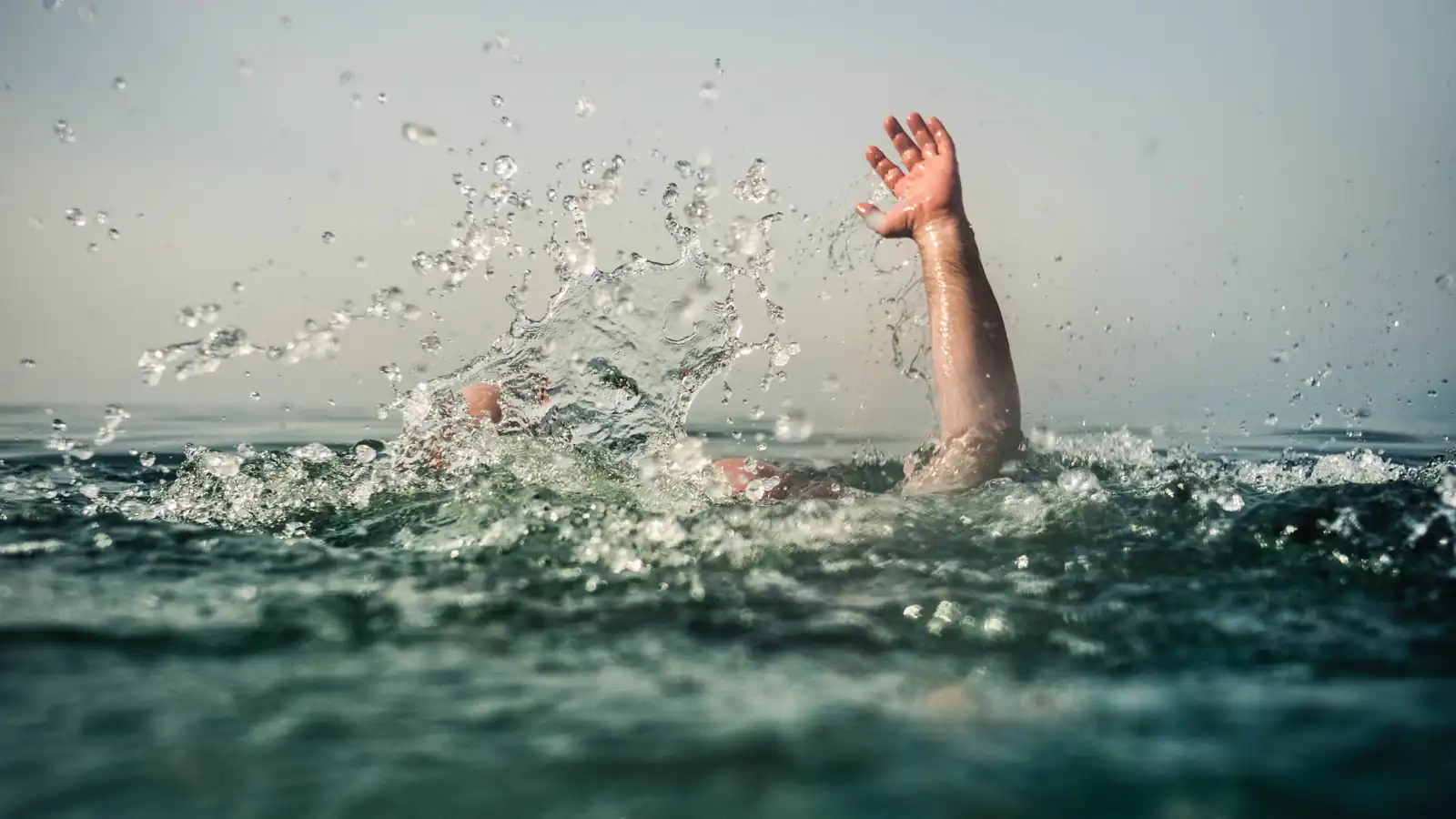 مأساة في تركيا.. موظف طوارئ يتلقى خبر غرق ابنه