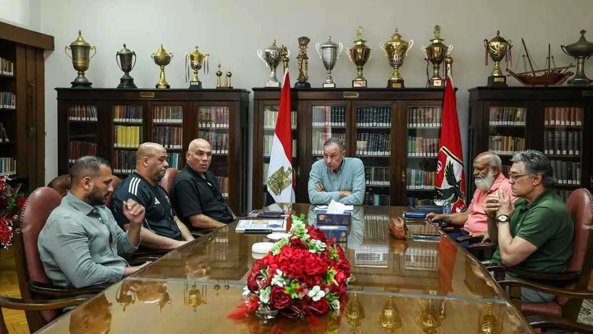 بسبب أزمة المدرب.. الخطيب يدرس الإطاحة بمسؤول كبير في الأهلي 