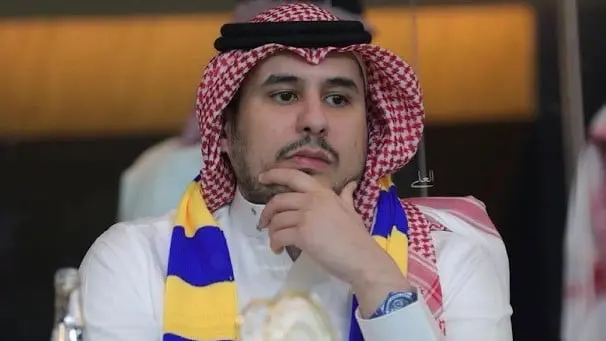 تفاعل مع أهداف رونالدو.. الأمير تركي بن سلمان يقبل شعار النصر السعودي (فيديو)