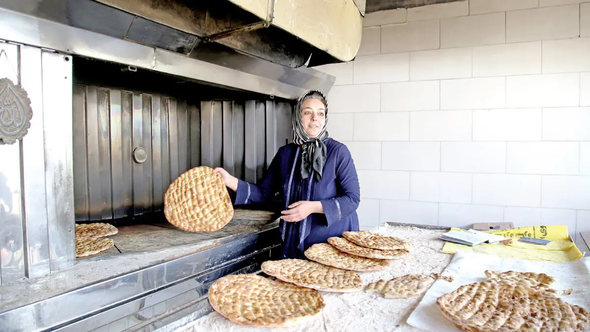 بسبب نقص الطحين.. قرية إيرانية تمنع بيع الخبز للاجئين الأفغان