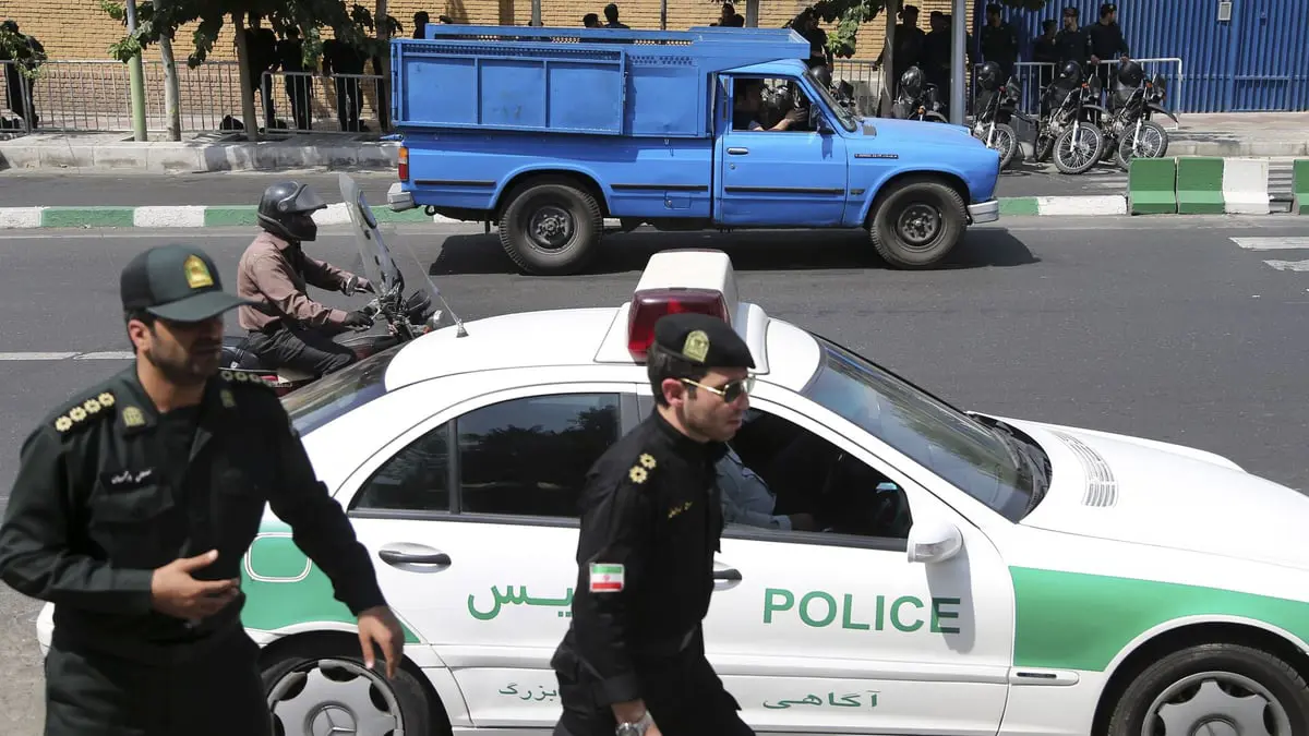 إيران تعتقل 7 أشخاص لنشرهم "محتوى مسيئا" عن مقتل "رئيسي"