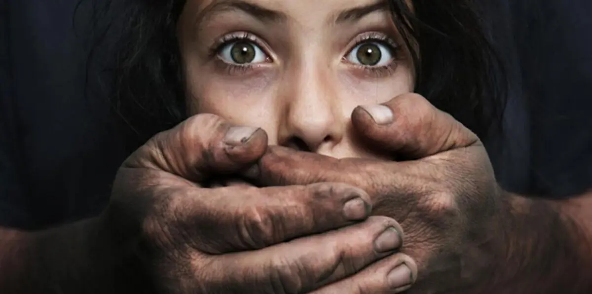مصري ينقذ ابنة شقيقته من الاغتصاب ثم يغتصبها