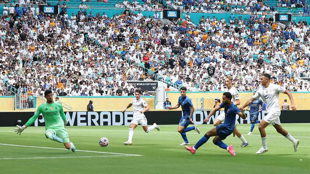 هدف ملغى وفرصة سهلة.. بداية نارية لنادي الهلال ضد ريال مدريد (فيديو)