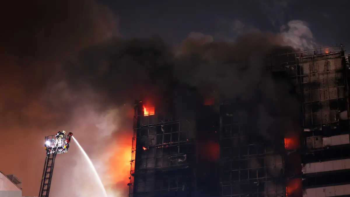 حريق ضخم يلتهم مستشفى غاندي في إيران (فيديو)