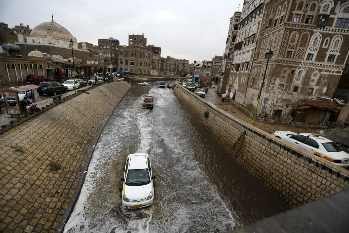 بالصور.. الحر يجتاح بلاد الشام والأمطار تغرق شوارع صنعاء