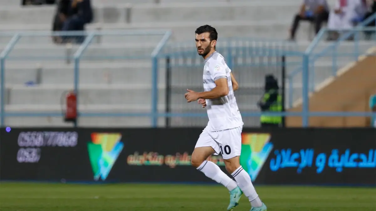 غضب عارم من أمير سعيود بعد استبداله أمام النصر (فيديو)