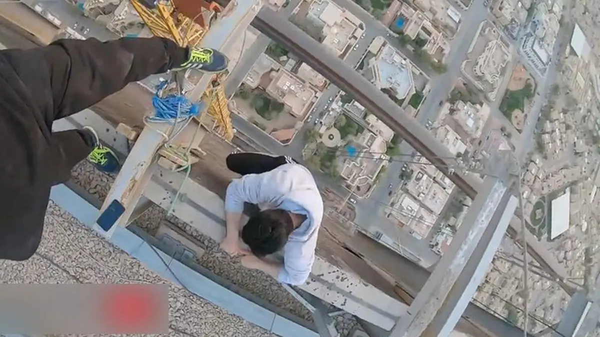 من أجل "سيلفي".. شبان يتسلقون رافعة عملاقة في السعودية (فيديو وصور)