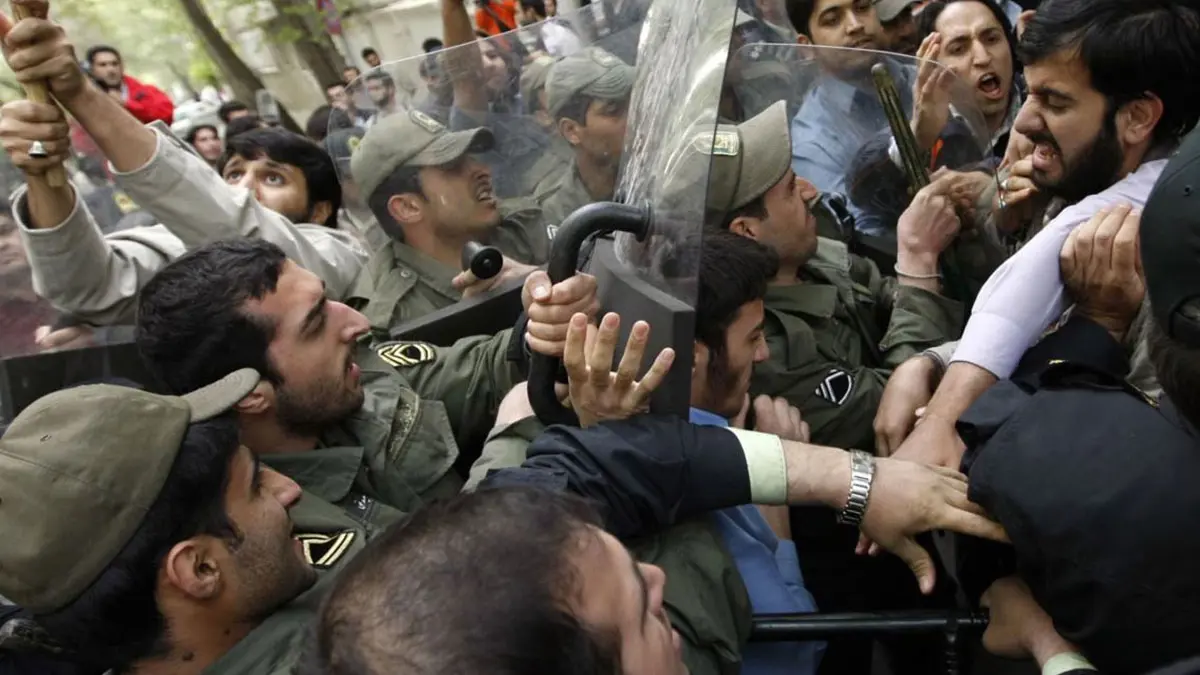 الحرس الثوري الإيراني يهدد المتظاهرين ويتهم أطرافًا خارجية بإثارة الفتن