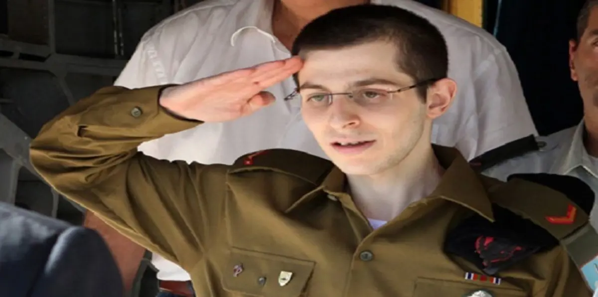شاليط يشعل إسرائيل بـ"الدجاج المشوي"
