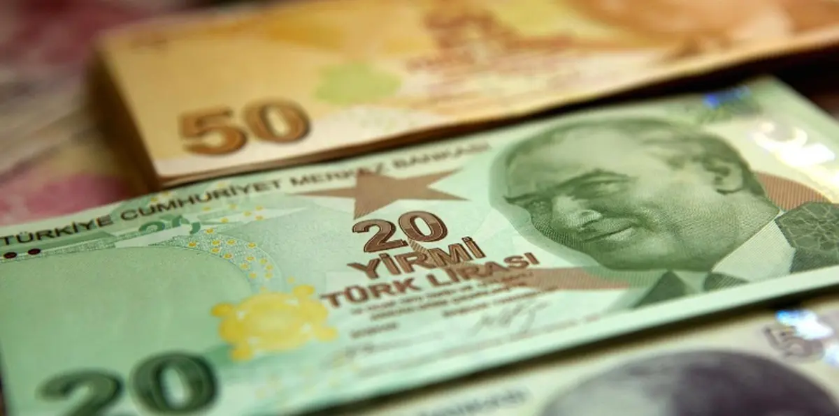 القلاقل السياسية تهوي بالليرة التركية إلى مستويات قياسية