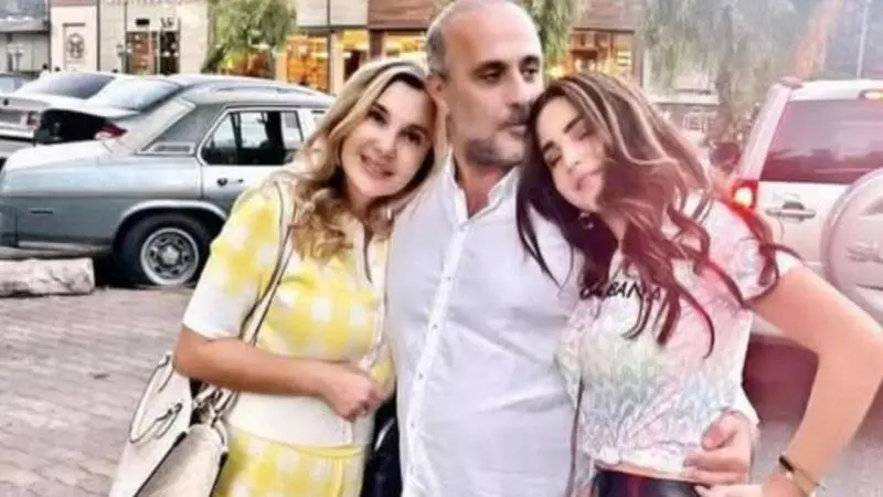شمس الأسد مع والديها