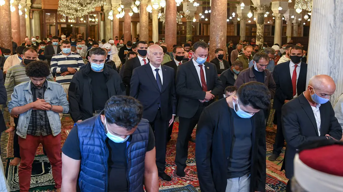 طفل تونسي يفاجئ قيس سعيد بتصرف غير متوقع.. ماذا قال له؟ (فيديو)