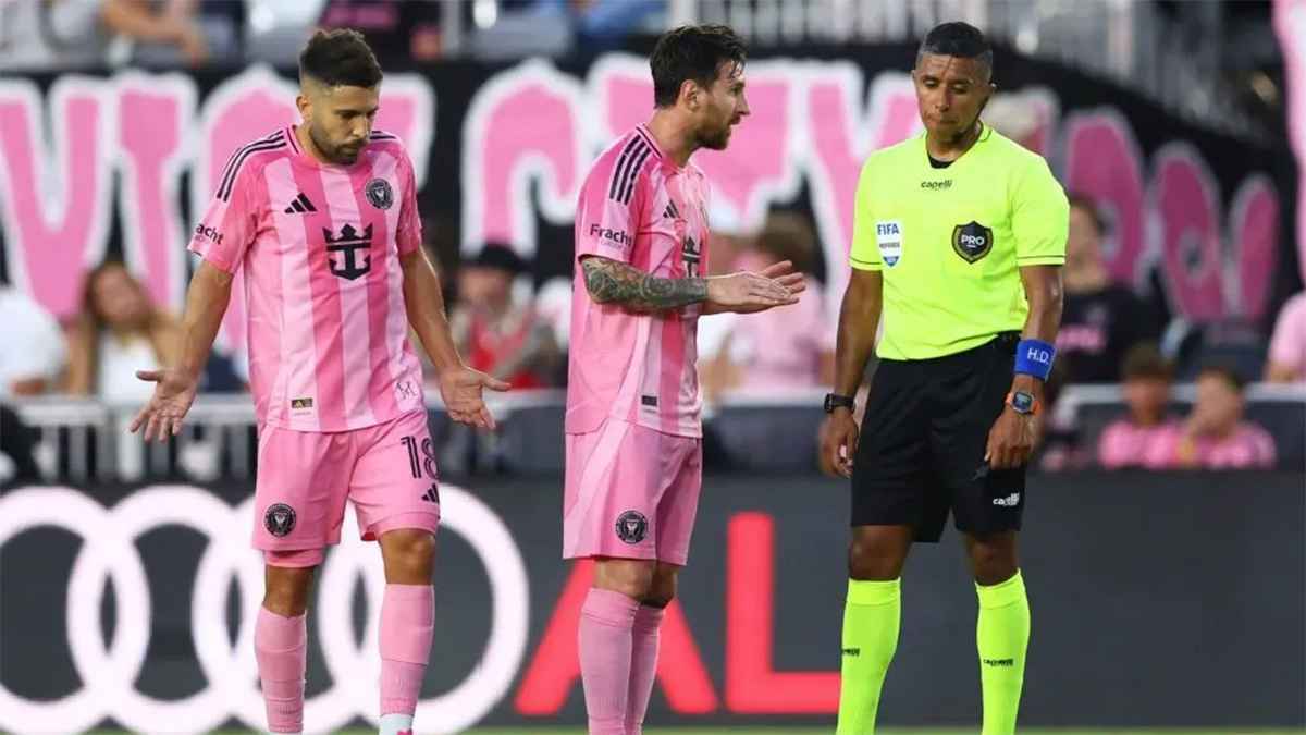 "الحكم لا يعرف القانون".. ميسي يهاجم التحكيم في الدوري الأمريكي (فيديو)