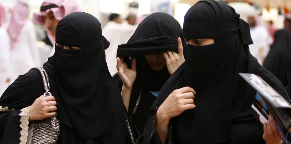 القبض على وافد تنكر بزي نسائي في السعودية