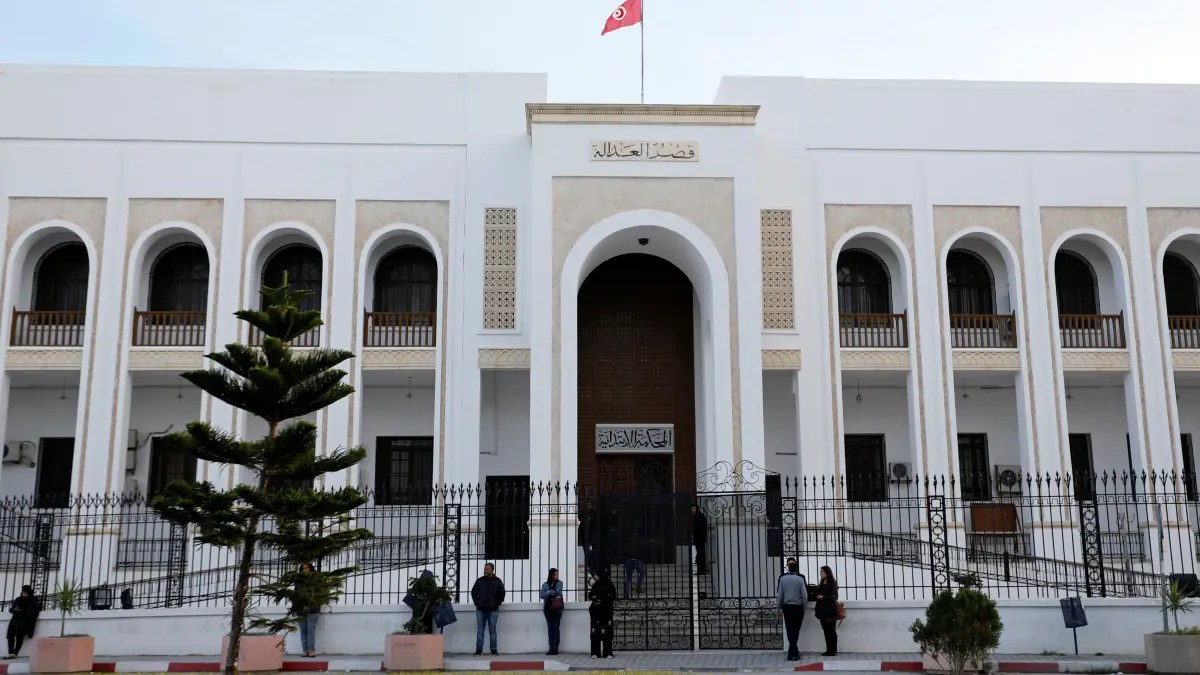 متهم بالتشدد يعتدي على قاضٍ عسكري بآلة حادة في محكمة تونسية