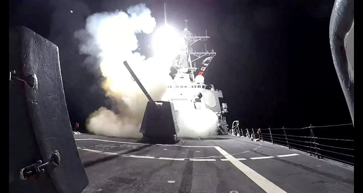 القوات الأمريكية تقصف 5 صواريخ حوثية في اليمن (فيديو)