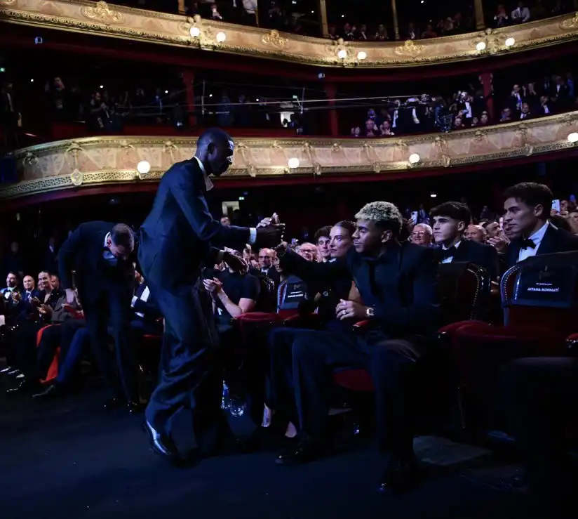 لامين يامال يرفض الوقوف لمصافحة ديمبيلي