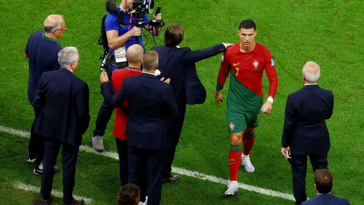 كريستيانو رونالدو يترك احتفالات لاعبي البرتغال بالتأهل ويغادر الملعب وحيدا (فيديو)