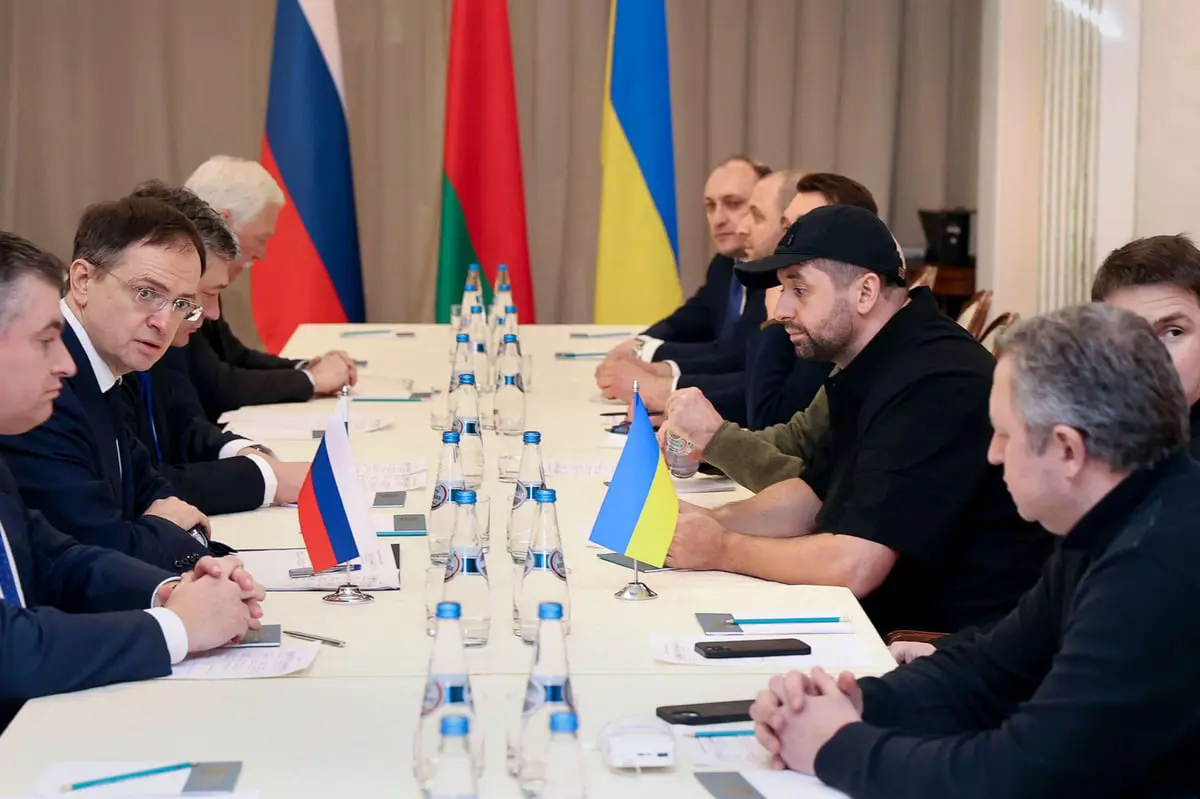 الأول منذ عامين.. لقاء مباشر بين ممثلين عن روسيا وأوكرانيا 