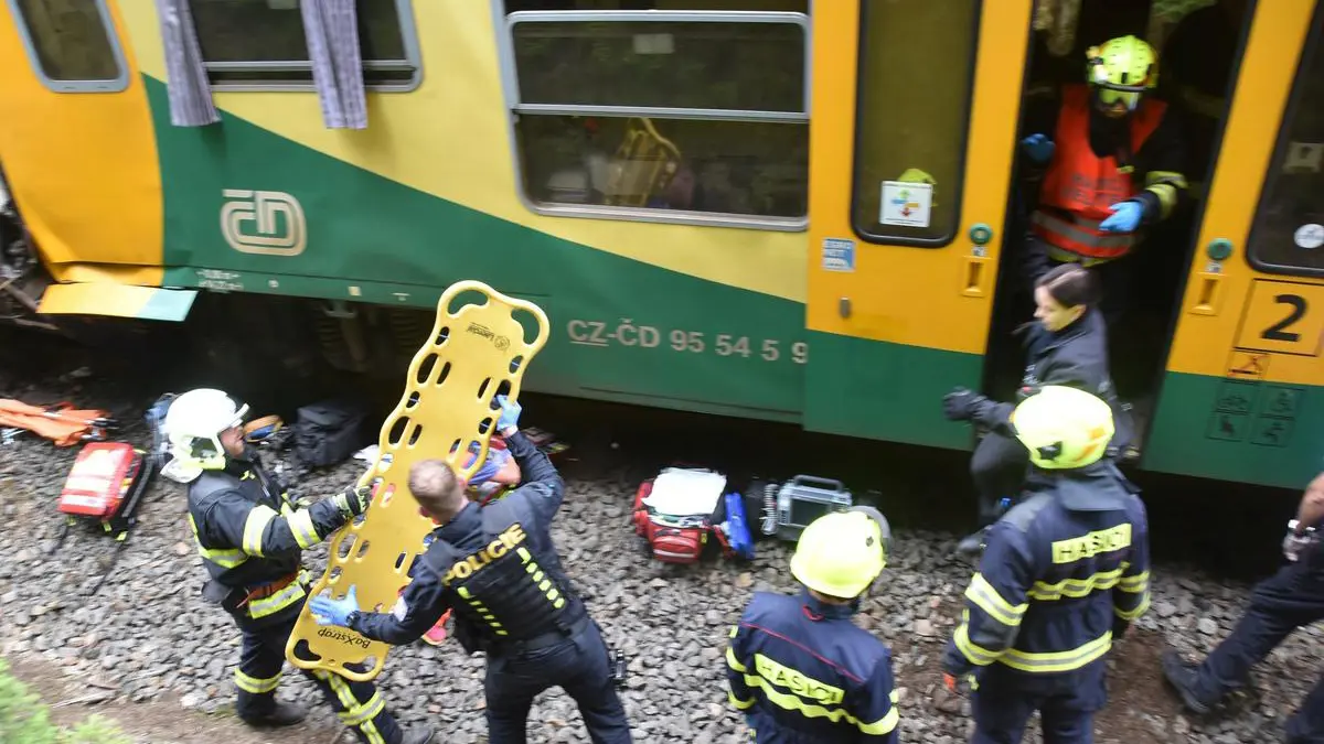 عشرات الجرحى في تصادم بين قطارين قرب براغ