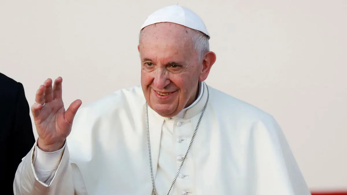 بابا الفاتيكان مازحا: مازلت حيا رغم أن البعض تمنى موتي