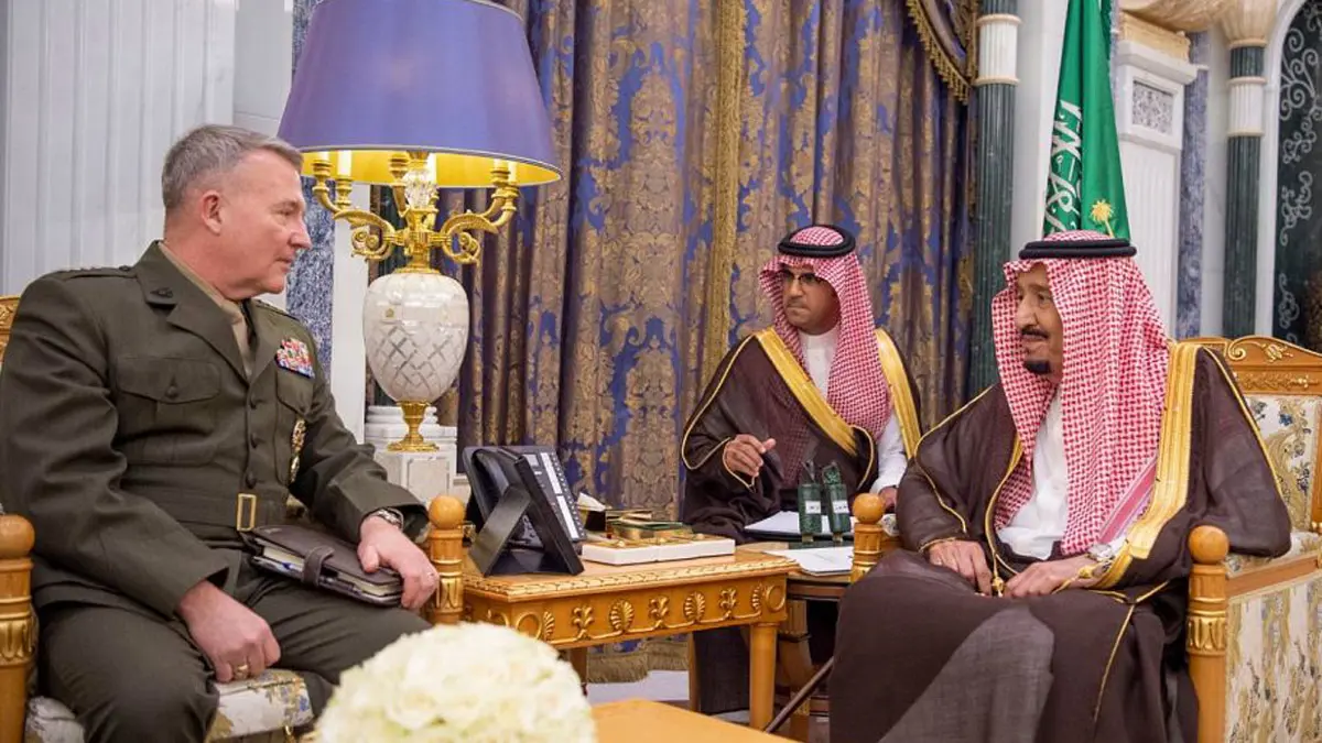 الملك سلمان يبحث المستجدات في المنطقة مع قائد القيادة المركزية الأمريكية