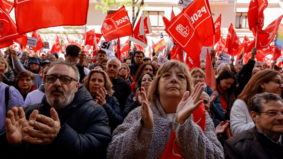 تظاهرة في مدريد لحضّ رئيس الوزراء سانشيز على عدم الاستقالة (صور)