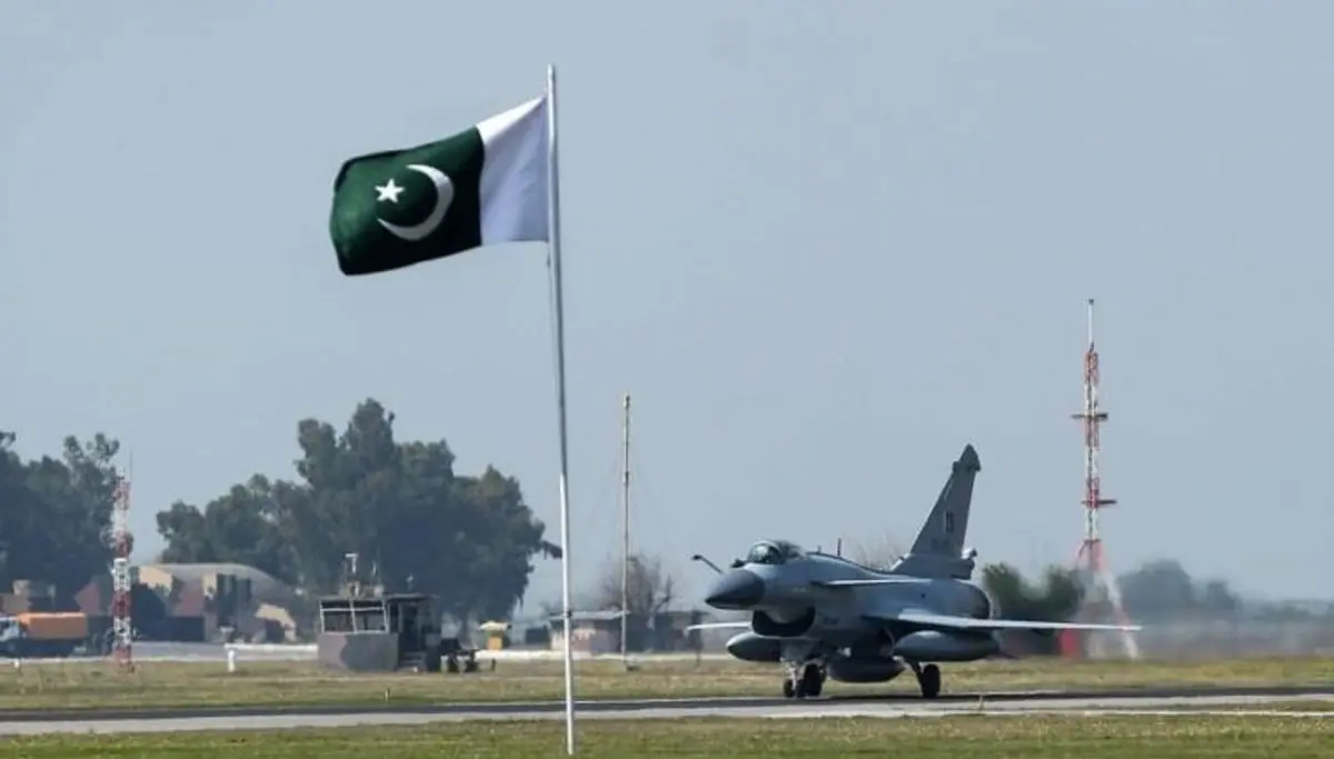 مسلحون يهاجمون قاعدة للقوات الجوية وسط باكستان