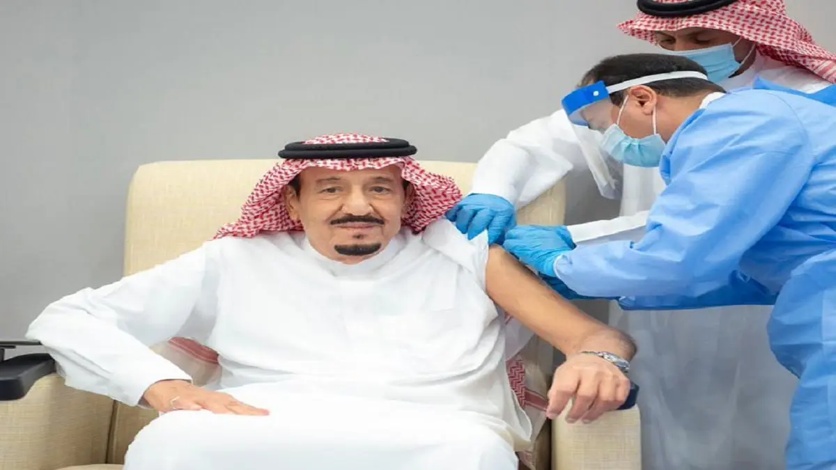 الملك سلمان بن عبدالعزيز يتلقى لقاح كورونا (فيديو)