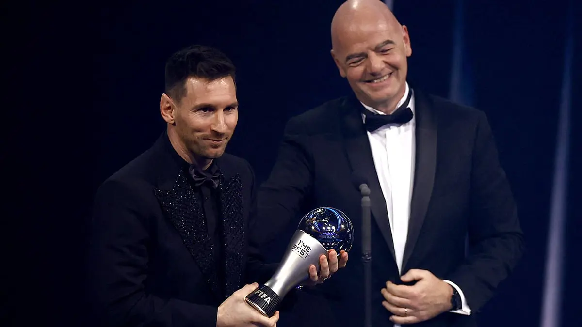 ليونيل ميسي يتوج بجائزة أفضل لاعب في العالم THE BEST