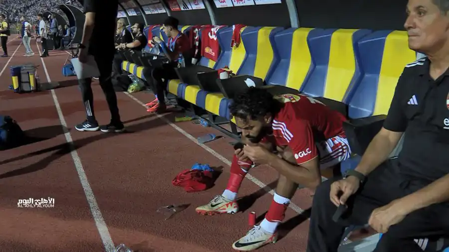 تقبيل حسين الشحات لواقي الساق