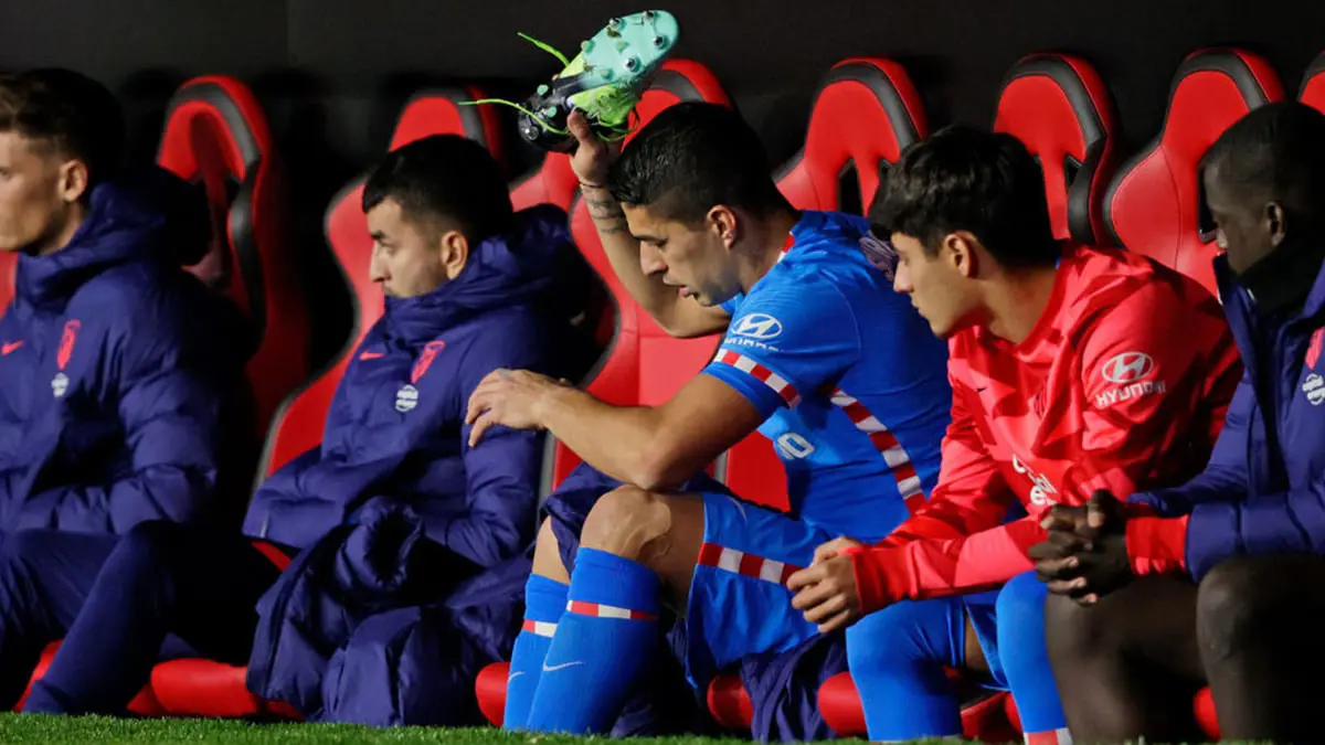 سواريز يوجه لفظا مسيئا لسيميوني بعد استبداله في مباراة أتلتيكو مدريد ضد إشبيلية
