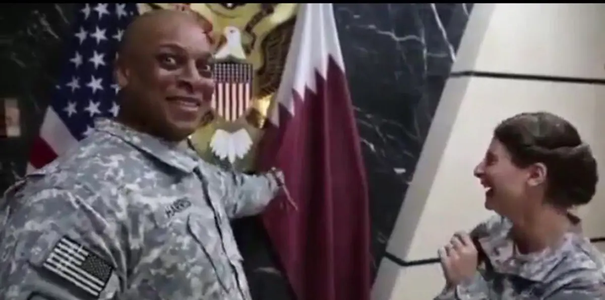 شاهد بالفيديو.. جندي أمريكي يهين علم دولة قطر