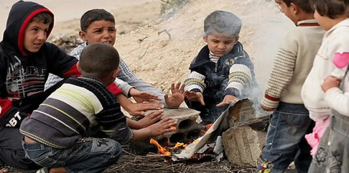 بعد حملة ضد اللاجئين السوريين.. لبنان يعتقل شبانًا أهانوا لاجئًا سوريًا واعتدوا عليه بالضرب والشتم