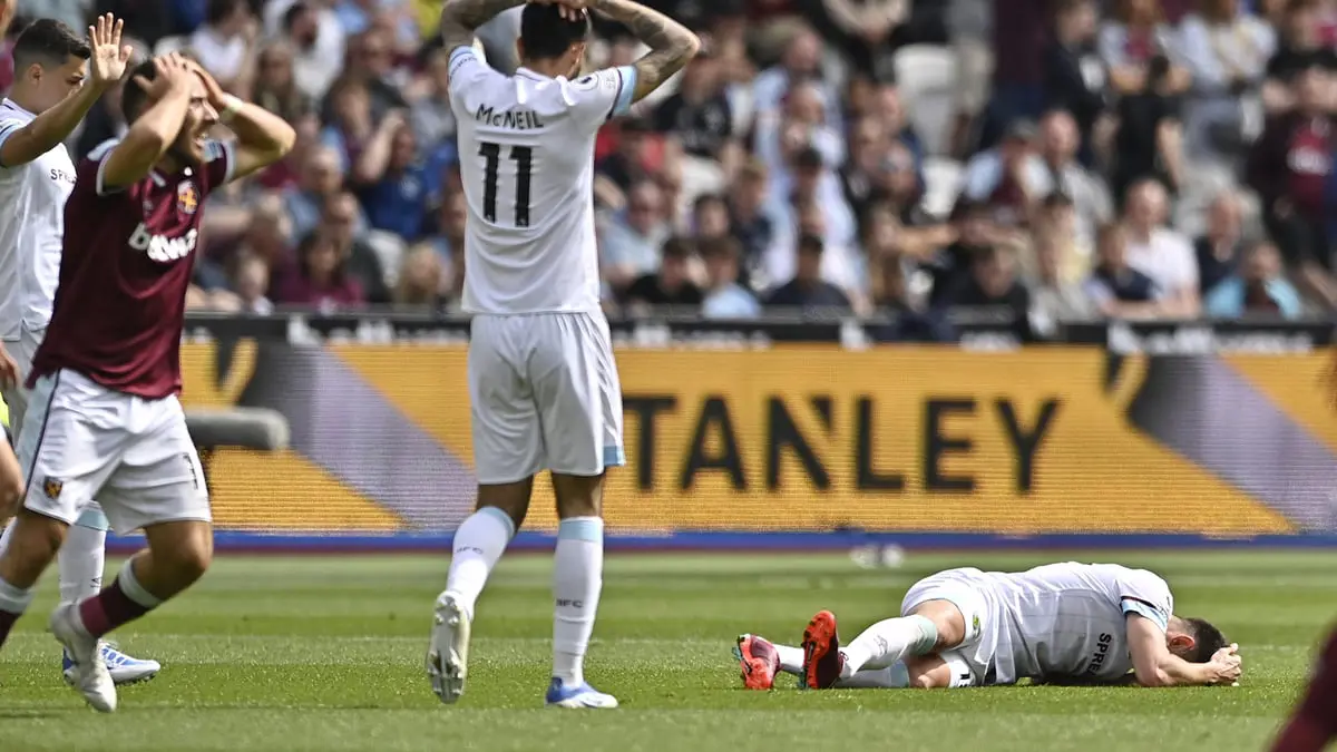 إصابة مروعة لأشلي وستوود لاعب بيرنلي أمام وستهام بالدوري الإنجليزي