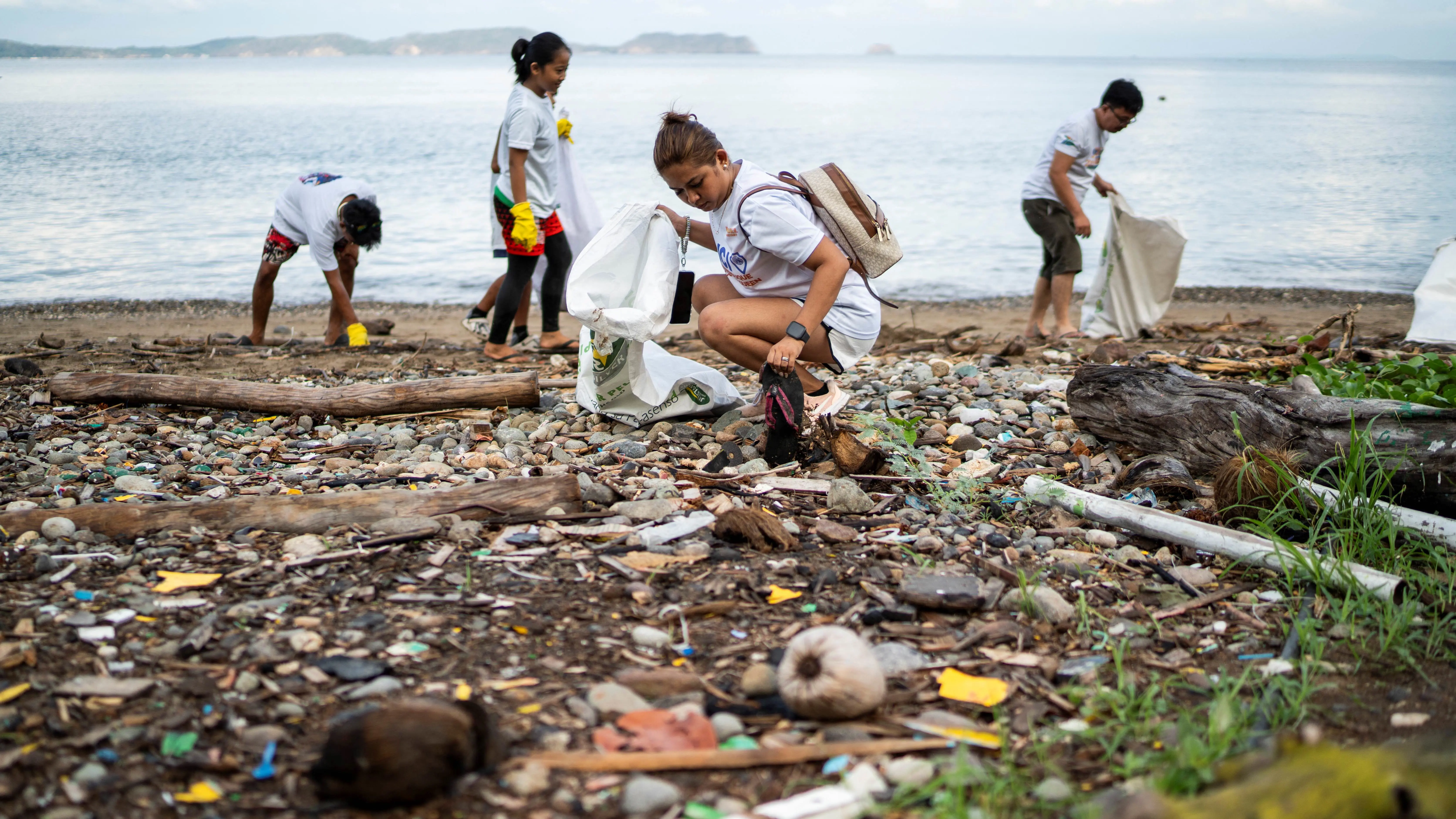 طريقة "فريدة" لتنظيف شواطئ الفلبين.. كيف؟