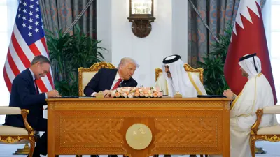 أثناء التوقيع على الاتفاقيات