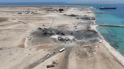 آثار الهجوم الأمريكي على ميناء رأس عيسى
