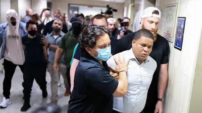 عناصر من إدارة الهجرة يحتجزون مهاجرا لترحليه 