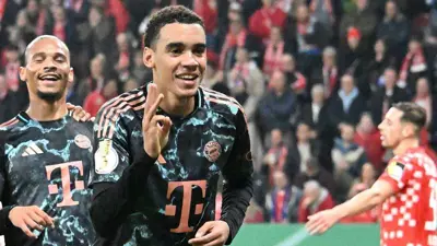 جمال موسيالا يحتفل بأهدافه في مباراة بايرن ميونخ وماينز