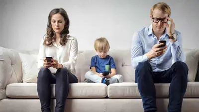 عائلة تستخدم الهاتف 
