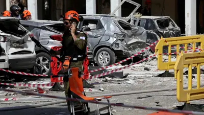 عناصر أمن إسرائيليون في موقع تعرض لقصف إيراني