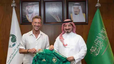 هيرفي رينارد مع ياسر المسحل رئيس الاتحاد السعودي لكرة القدم