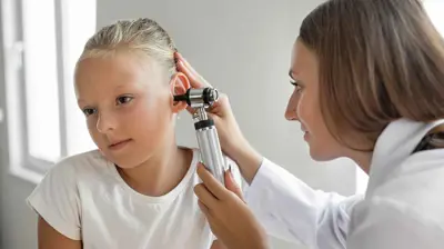 طفلة تعاني من التهاب في الأذن