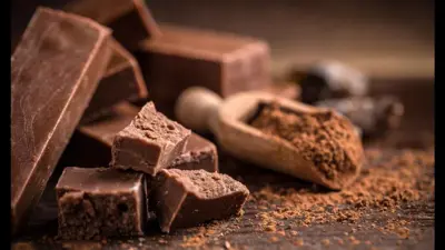 قطع من الشوكولاتة والكاكاو 