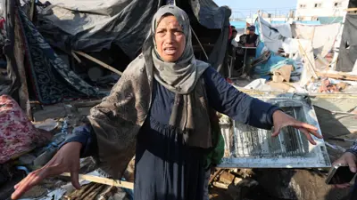 سيدة فلسطينية وسط الدمار في قطاع غزة