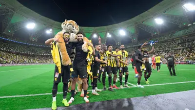 لاعبو الاتحاد يحتفلون بالفوز على الهلال