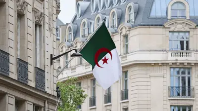 علم الجزائر على واجهة السفارة الجزائرية في باريس