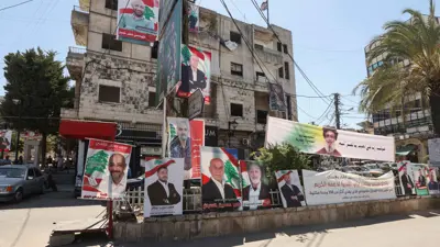 صورة لحسن نصرالله مع لافتات المرشحين للانتخابات في النبطية