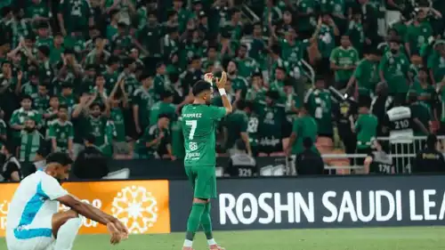 جمهور الأهلي يوجه التحية إلى رياض محرز